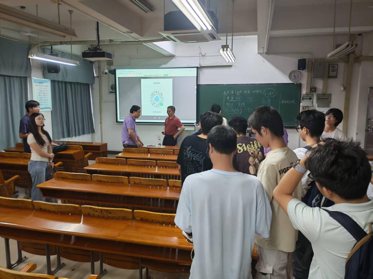 (图2:罗云瀚教授与现场师生互动交流) (图2:罗云瀚教授与现场师生互动交流)